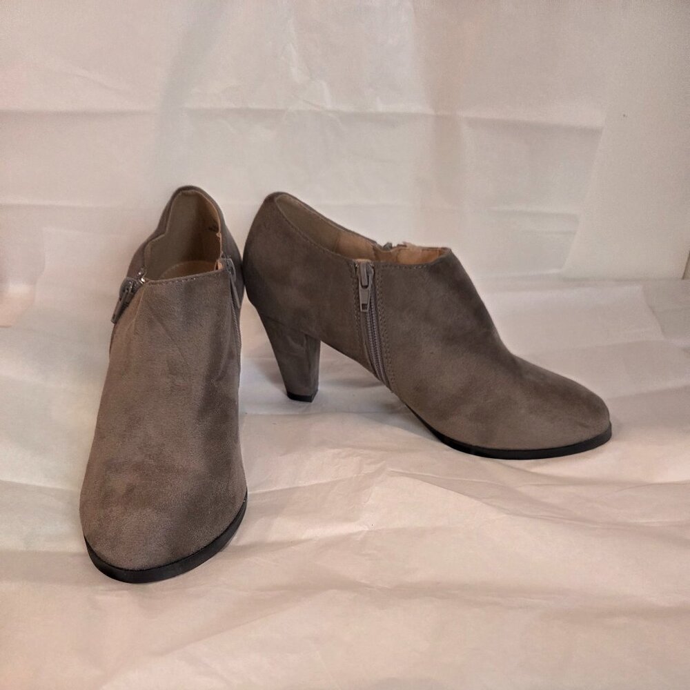 Journee Sanzi Zip-Up Heeled Bootie, 8.5M, Grey Suede